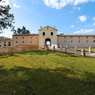 Extension du Château du Prince Noir par Bernard Bühler en France. Chateau Prince Noir Bernard Buhler 8 400x400