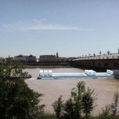 Une piscine sur la Garonne ? Euh non, sur le quai ! Piscine Bordeaux Garonne Fleuve Peniche 11 400x400