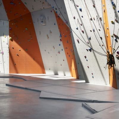 Salle d’escalade de Mons-en-Barœul par Béal & Blanckaert Salle Escalade Beal Blanckaert 1 400x400