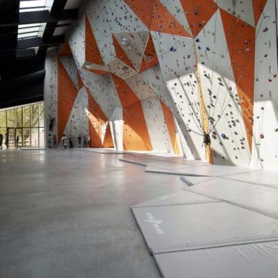 Salle d’escalade de Mons-en-Barœul par Béal & Blanckaert Salle Escalade Beal Blanckaert 2 400x400