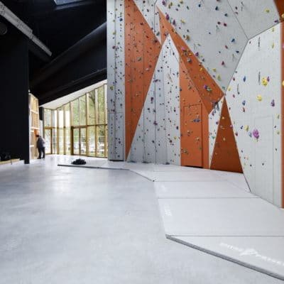 Salle d’escalade de Mons-en-Barœul par Béal & Blanckaert Salle Escalade Beal Blanckaert 8 400x400