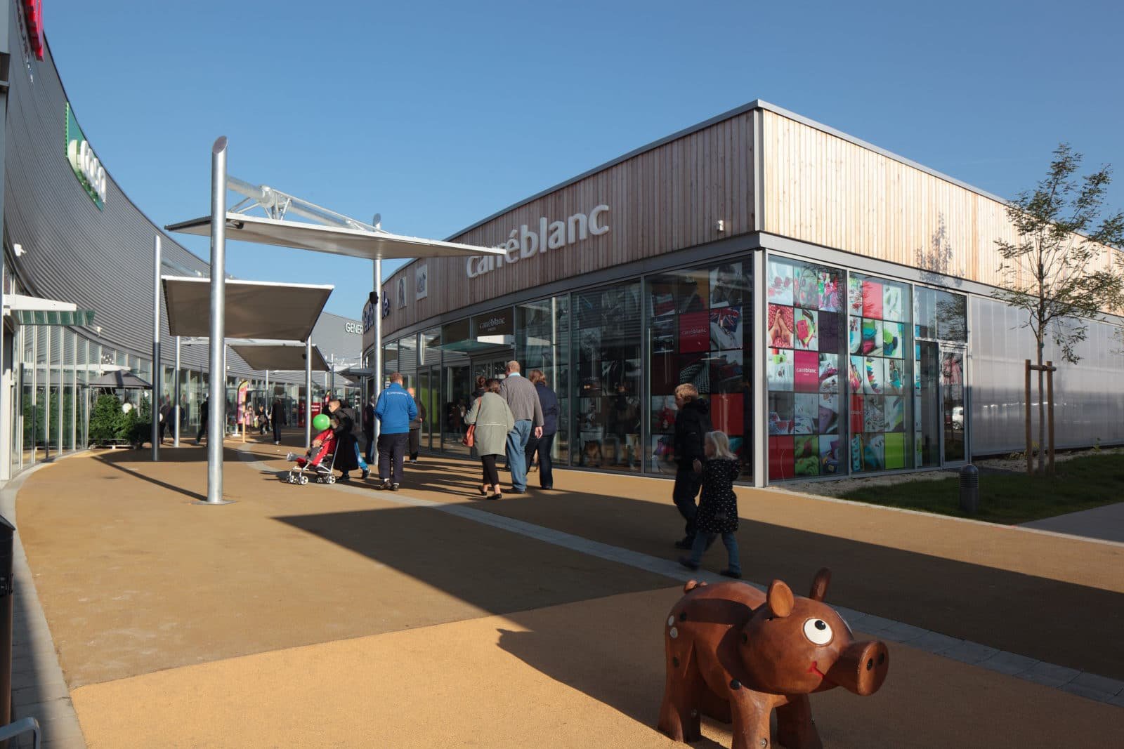 Un éco-commerco-parc à Seclin par AREP. © Architectes : JM. Duthilleul, E. Tricaud – Frey / Photographe : S. Lucas