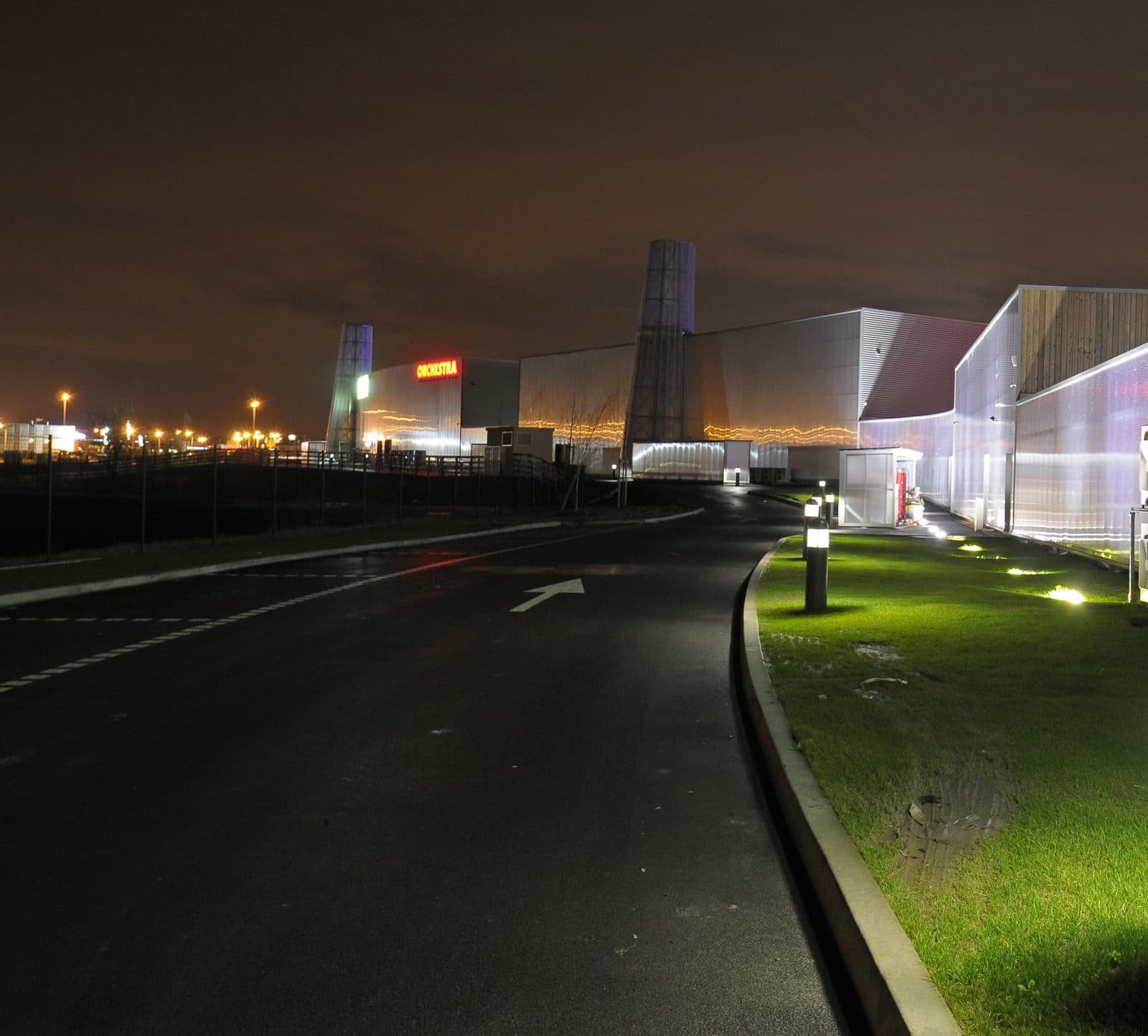 Un éco-commerco-parc à Seclin par AREP. © Architectes : JM. Duthilleul, E. Tricaud – Frey / Photographe : M. Vigneau