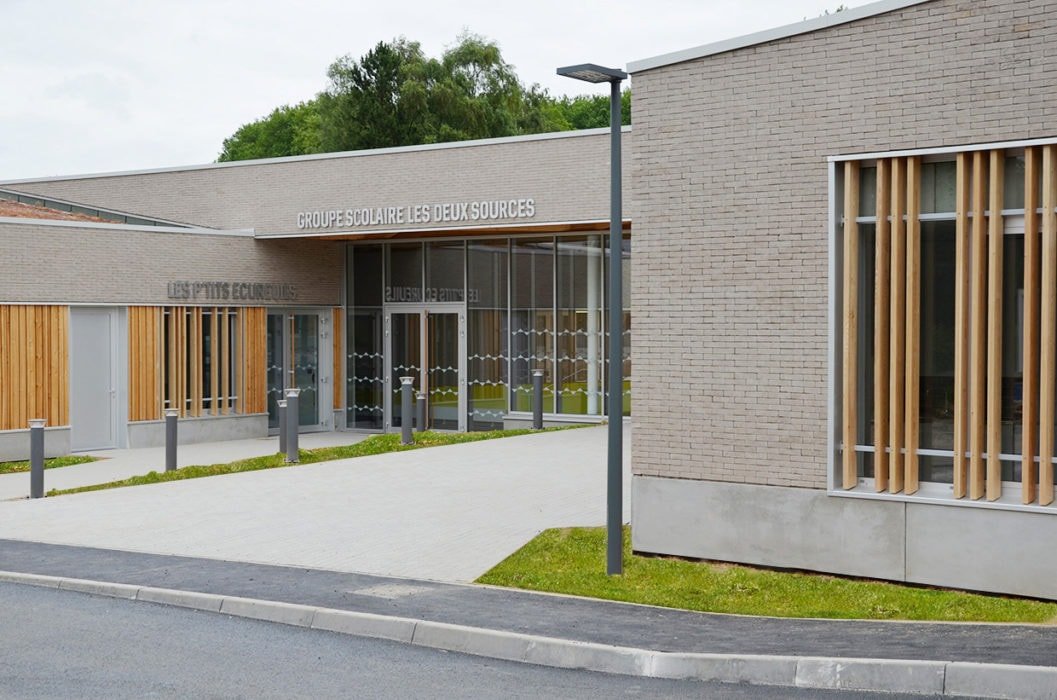 Groupe scolaire Les Deux Sources à Berlencourt le Cauroy par BplusB Architectures Groupe Scolaire Berlencourt Le Cauroy Bplusb Entree 1057x700