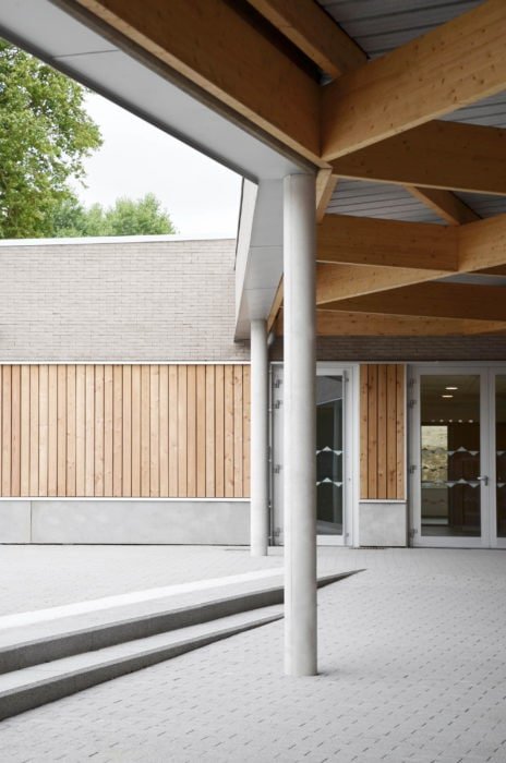 Groupe scolaire Les Deux Sources à Berlencourt le Cauroy par BplusB Architectures Groupe Scolaire Berlencourt Le Cauroy Bplusb Poteau Preau 464x700