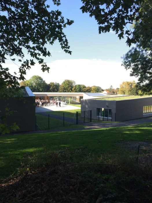 Groupe scolaire Les Deux Sources à Berlencourt le Cauroy par BplusB Architectures Groupe Scolaire Berlencourt Le Cauroy Bplusb Vue Depuis Coline 525x700