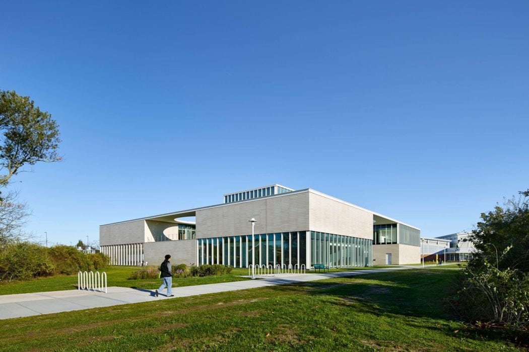 Médiathèque du Suffolk County Community College par Ikon.5 Architects Mediatheque Brentwood Ikon 5 Architects 17 1050x700