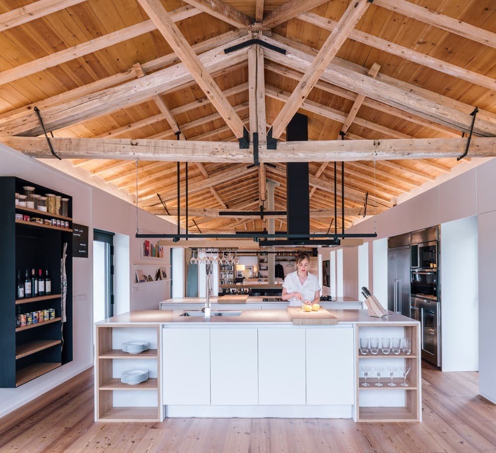 Une écurie reconvertie en maison saisonnière Zooco Estudio Maison Ecurie 3